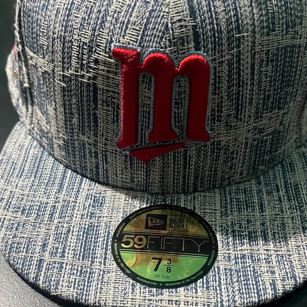 New Era Blue/White Textured Denim Fitted Cap with Red 'm' Logo size 7 3/8 - Picture 3 of 4
